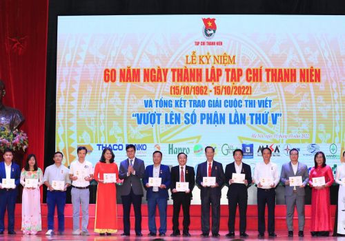 TỔNG GIÁM ĐỐC MERNUS INVESTMENT VINH DỰ NHẬN KỶ NIỆM CHƯƠNG 'VÌ THẾ HỆ TRẺ'