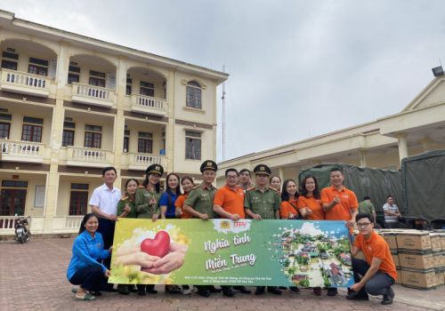 Chủ tịch Công ty Cổ phần Đầu tư Mernus chung tay cùng người dân Hà Tĩnh vượt qua nghịch cảnh